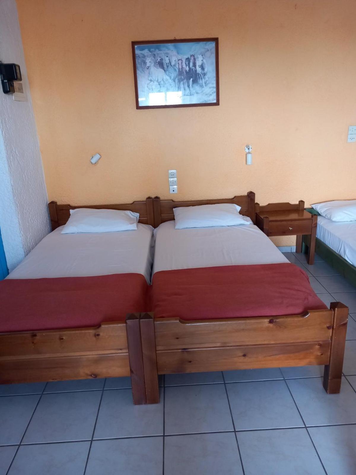 Antikristo Rooms Karteros Bagian luar foto